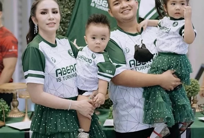 Mewahnya Hidup Momo Eks-Geisha! Nicola Reza Samudra Sang Suami Hadiahi Anak Stadion Sepak Bola Standar FIFA!