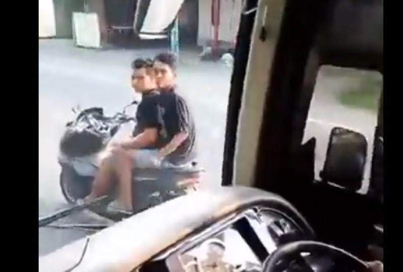 VIDEO Viral Dua Pemuda Mabuk Hadang dan Rusak Bus Harapan Jaya di Balongbesuk Diwek Jombang