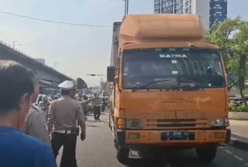 Kecelakaan Beruntun Truk Tronton Tabrak di Perempatan Slipi Hari ini