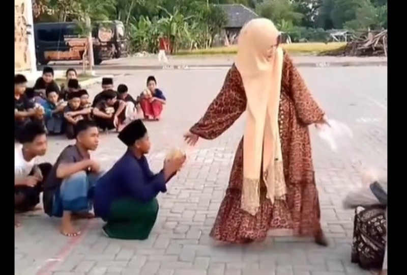 VIRAL! Ning Astuti istri Gus Miftah Bagikan Roti ke Santri Jongkok: Simbol Sopan Santun atau Tradisi yang Perlu Ditinjau Kembali?