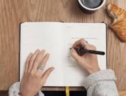 Manfaat Menulis Jurnal Harian Untuk Mengenal Diri Sendiri Secara Lebih Mendalam Lagi